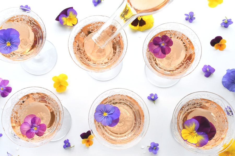 Mocktail Garnish Delights: Add Touch of Edible Flowers To Your