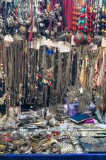  7 Places Where You Can Go Street Shopping In Mumbai With Your Yaars